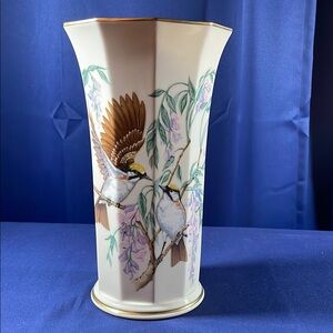 Lenox  Jefferson Presidential Collection Vase Gold Trim Top and Bottom Rims.